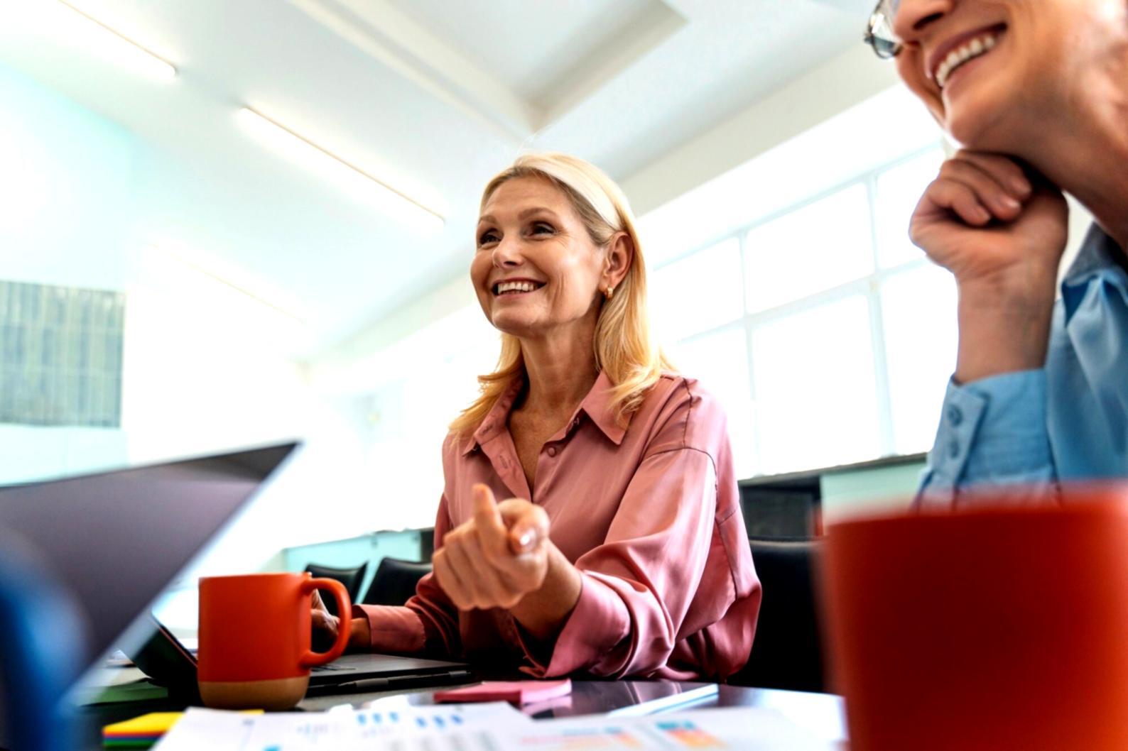 Teilnehmer bei einer Finanzplanungs-Session mit Laptops und Dokumenten