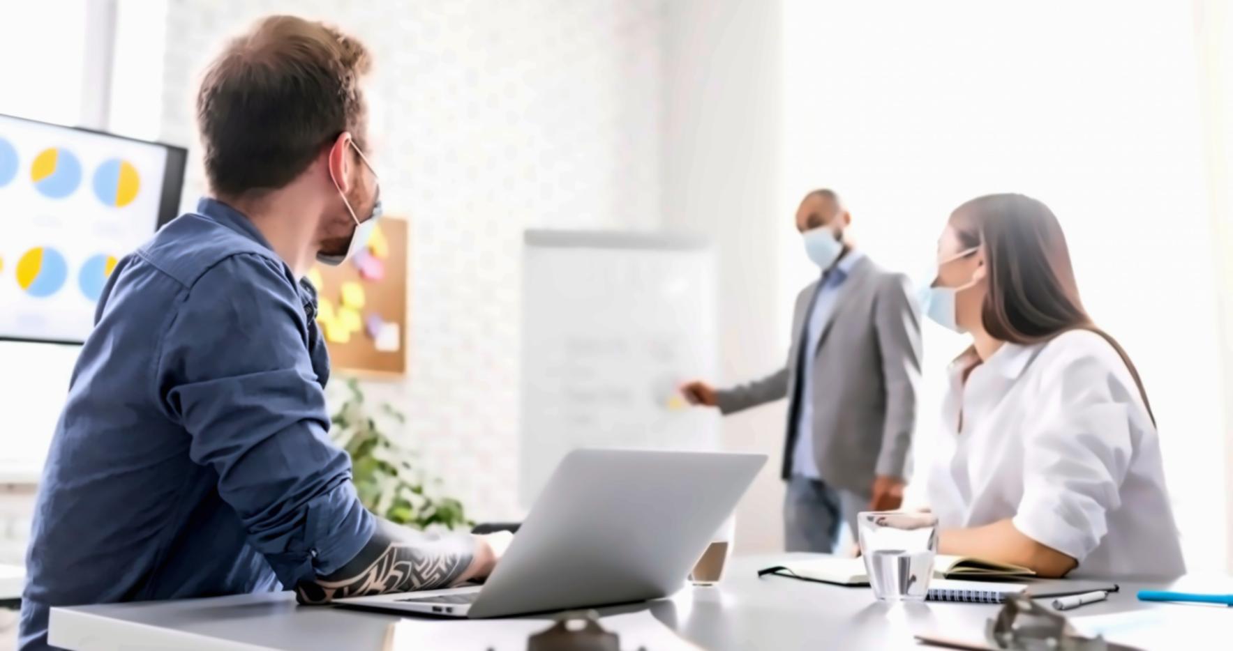 Workshop-Situation mit Flipchart und engagierten Teilnehmern